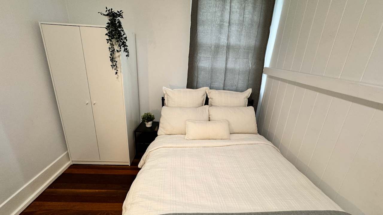 Furnished room in a flatshare