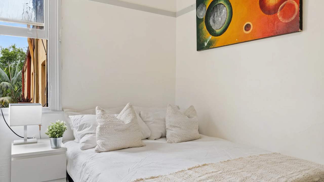 Furnished room in a flatshare