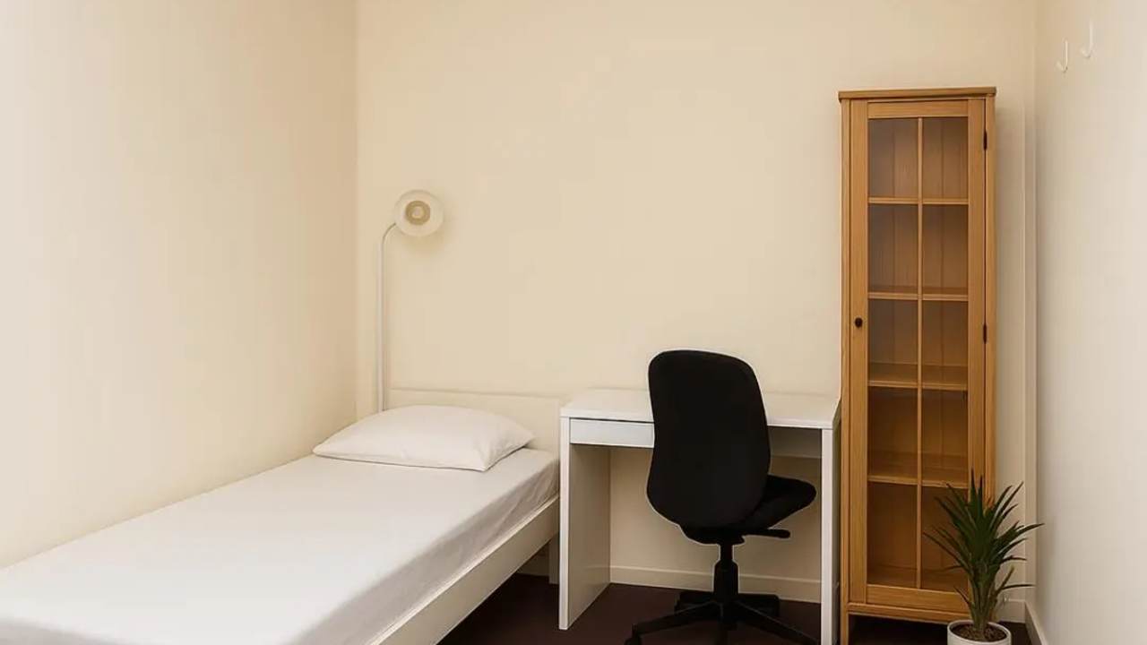 Furnished room in a flatshare