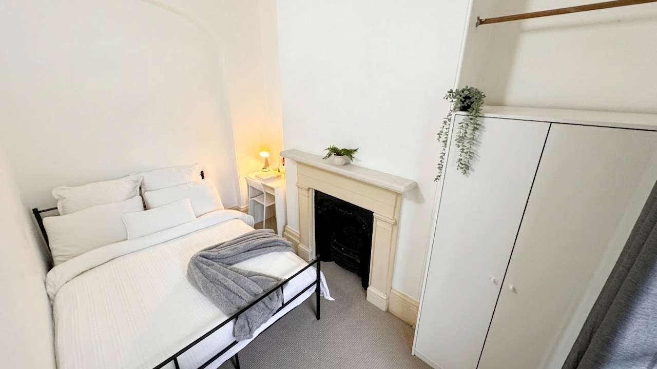 Furnished room in a flatshare