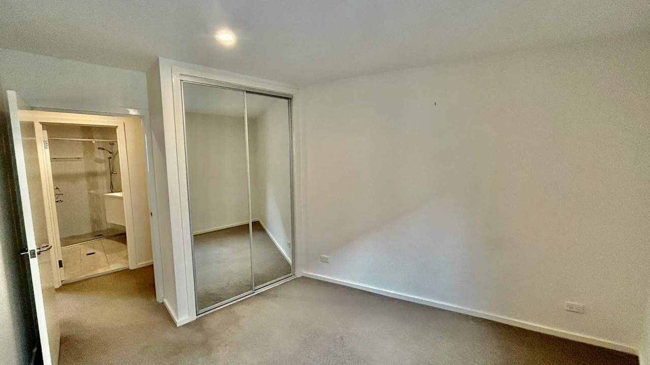 Unfurnished room with ensuite in a flatshare
