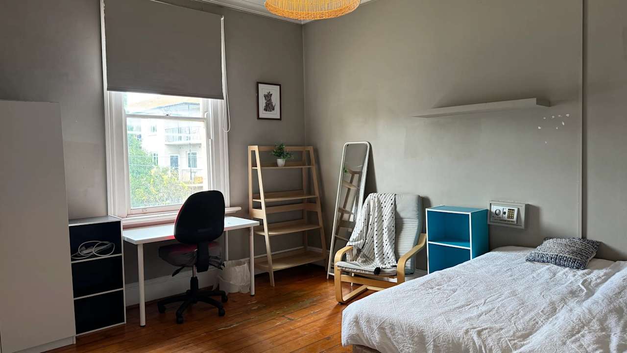 Furnished room in a flatshare