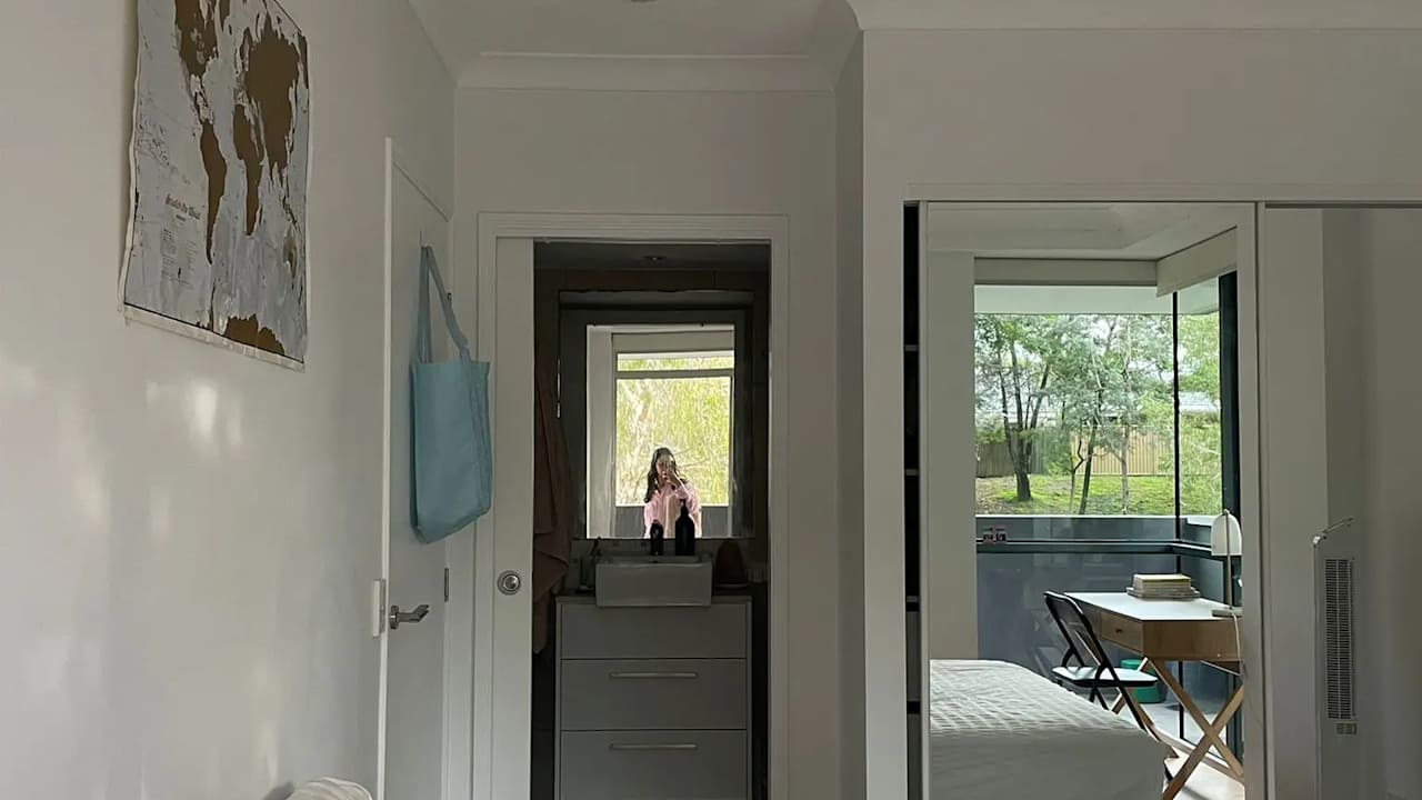 Furnished room with ensuite in a flatshare