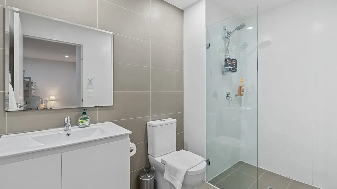 Furnished room with ensuite in a flatshare
