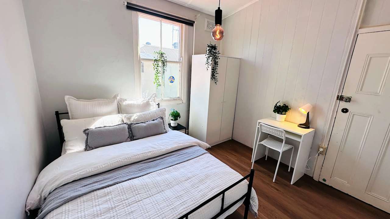 Furnished room in a flatshare