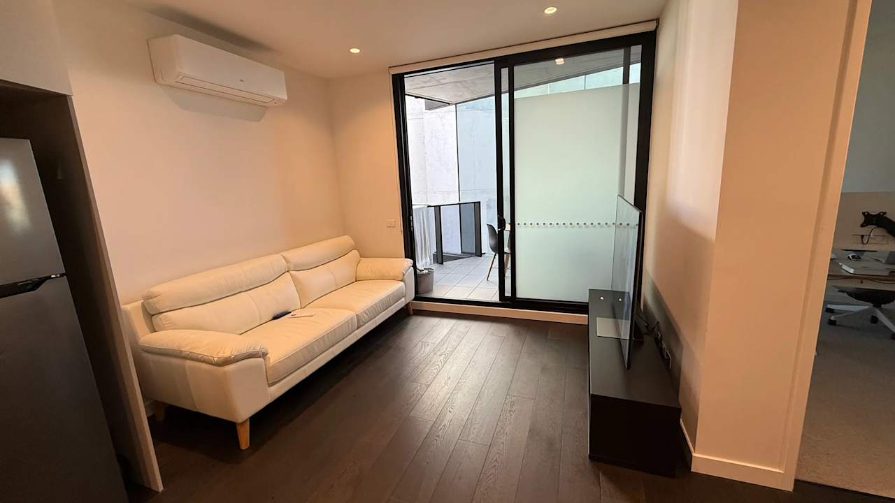 Unfurnished room in a flatshare