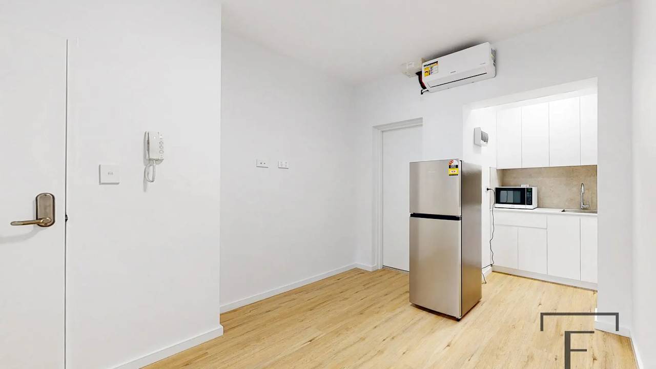 Unfurnished room studio flat for rent