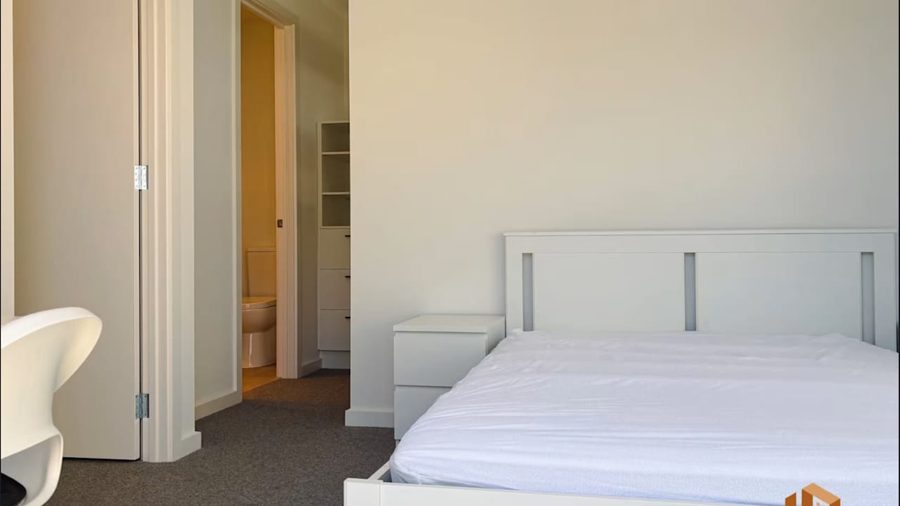 Furnished room with ensuite in a flatshare