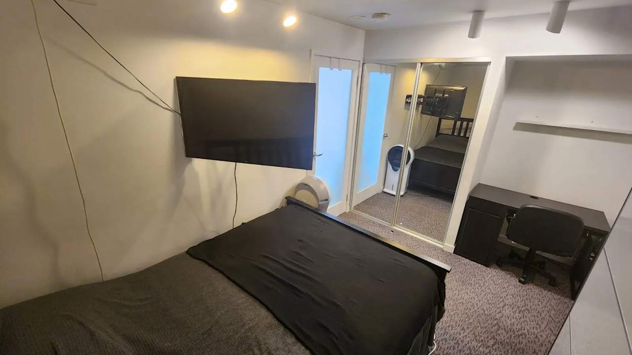 Furnished room in a flatshare