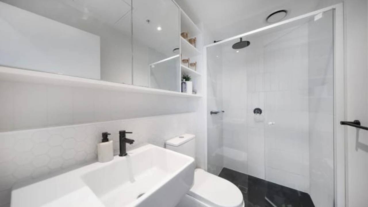 Unfurnished room with ensuite in a flatshare