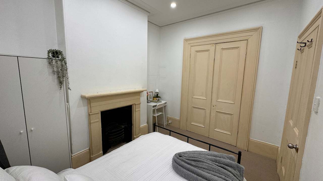 Furnished room in a flatshare