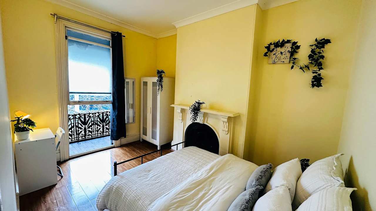 Furnished room in a share house