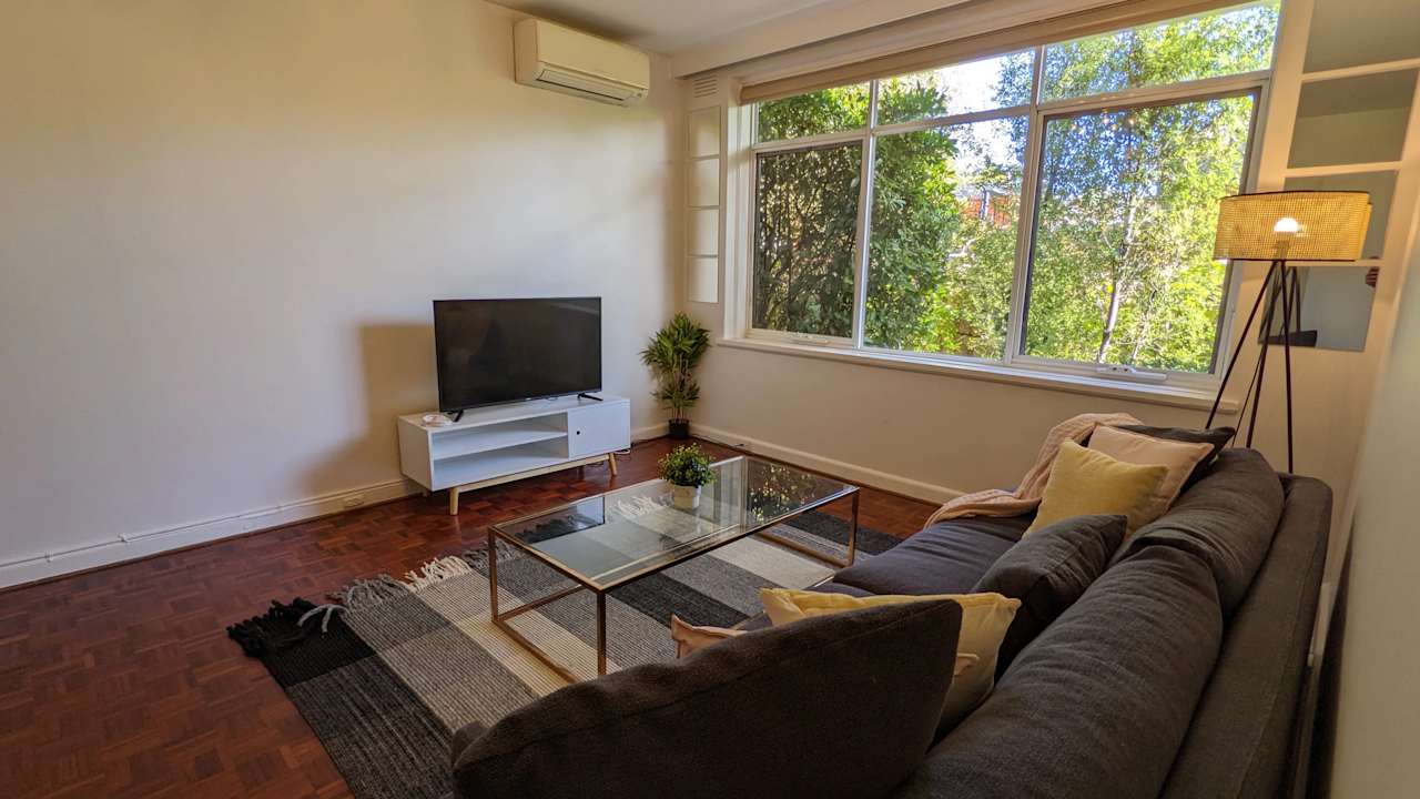 Furnished room in a flatshare