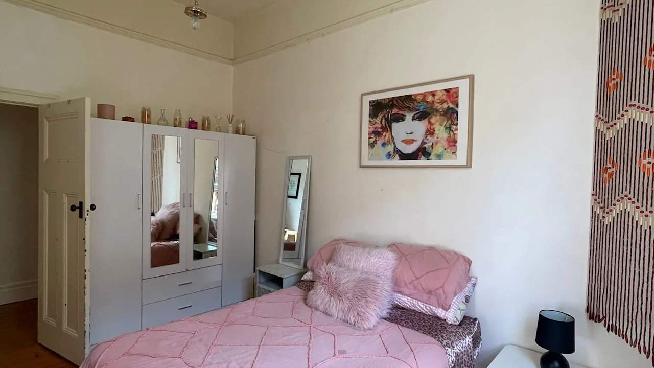 Furnished room in a share house