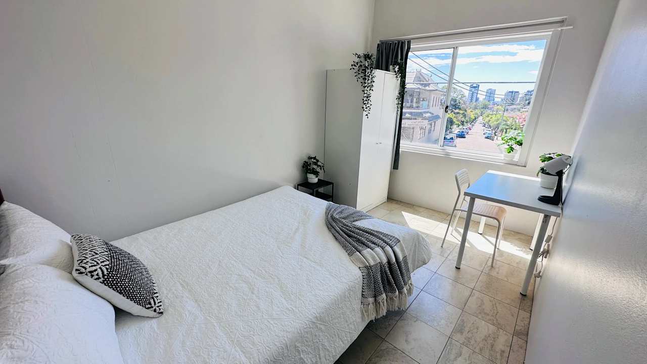 Furnished room with ensuite in a flatshare