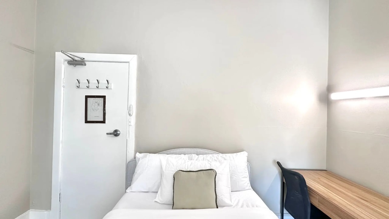 Furnished room with ensuite in a flatshare