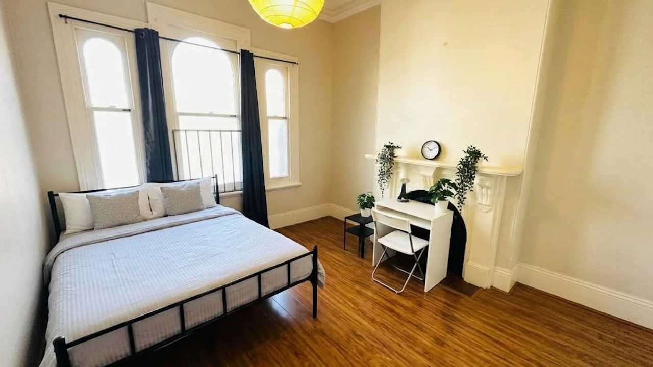 Furnished room in a flatshare