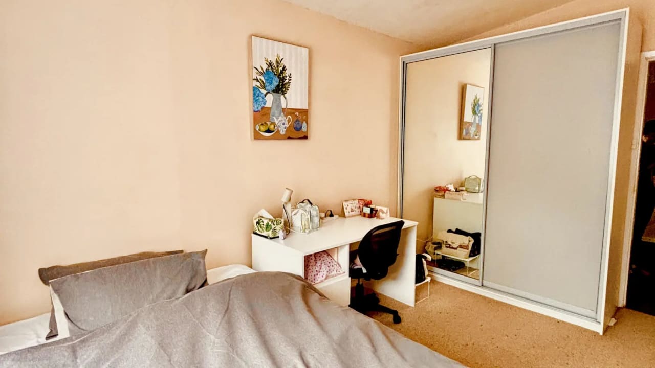 Furnished room in a share house
