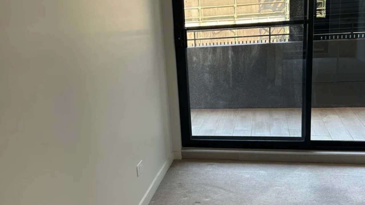 Unfurnished room with own bathroom