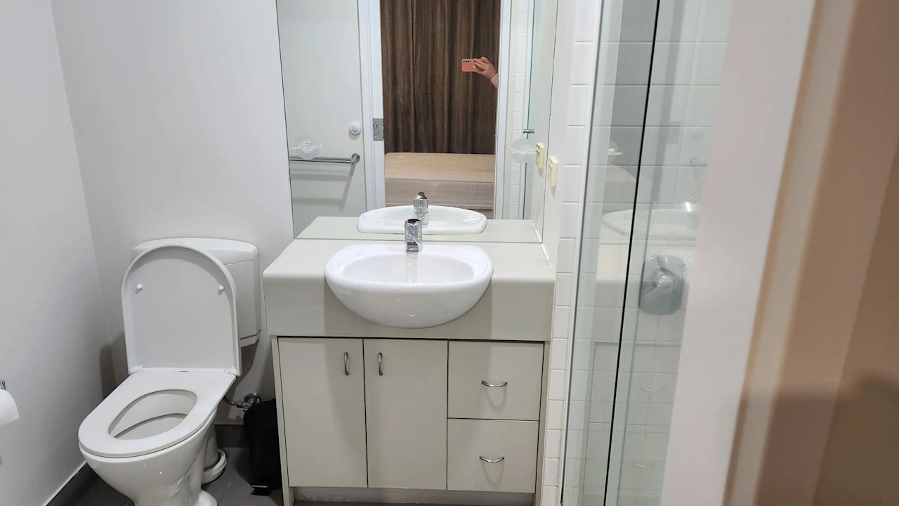 Furnished room with ensuite in a flatshare