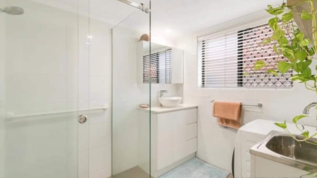 Unfurnished room in a flatshare