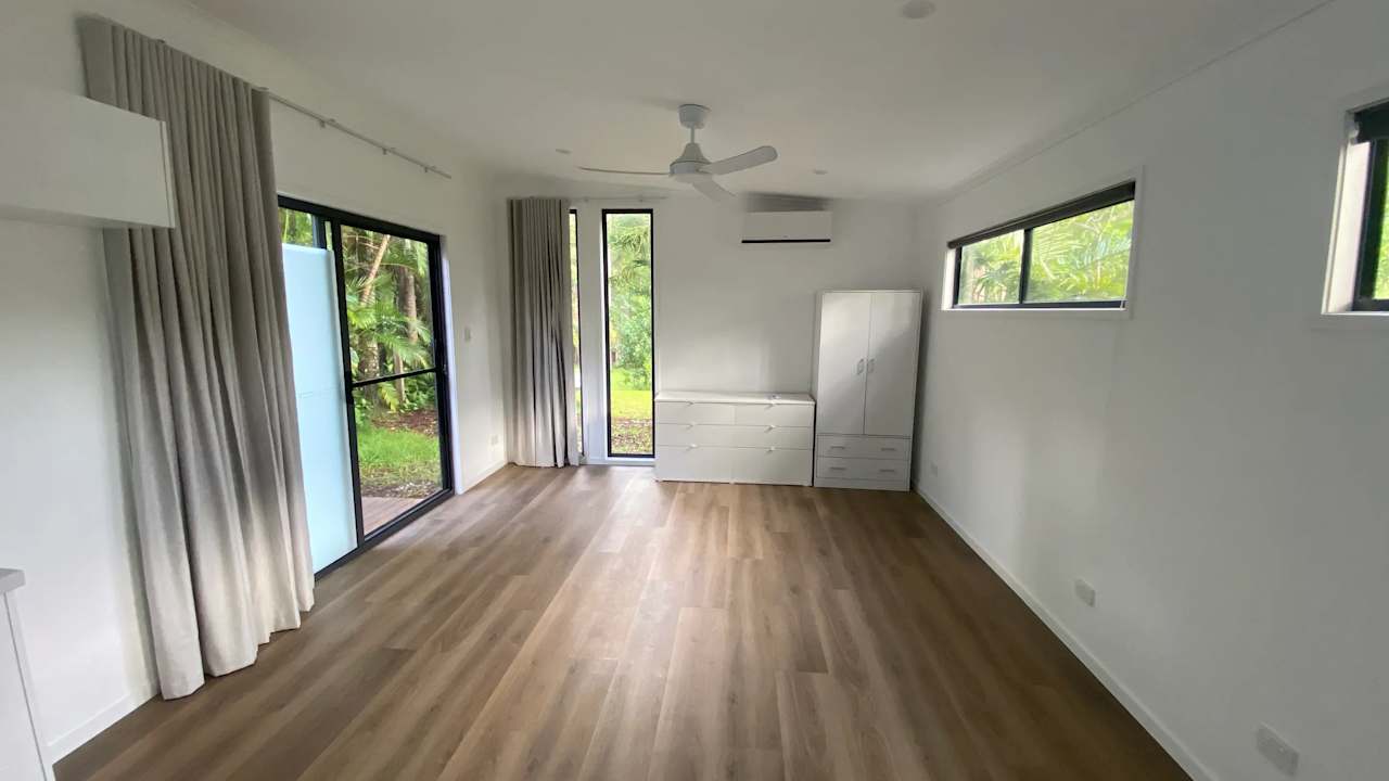 Unfurnished room studio flat for rent