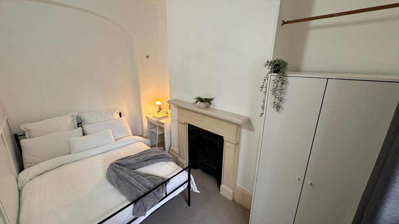 Furnished room in a flatshare