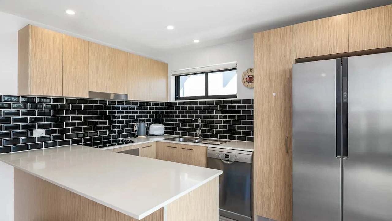 Unfurnished room with ensuite in a flatshare