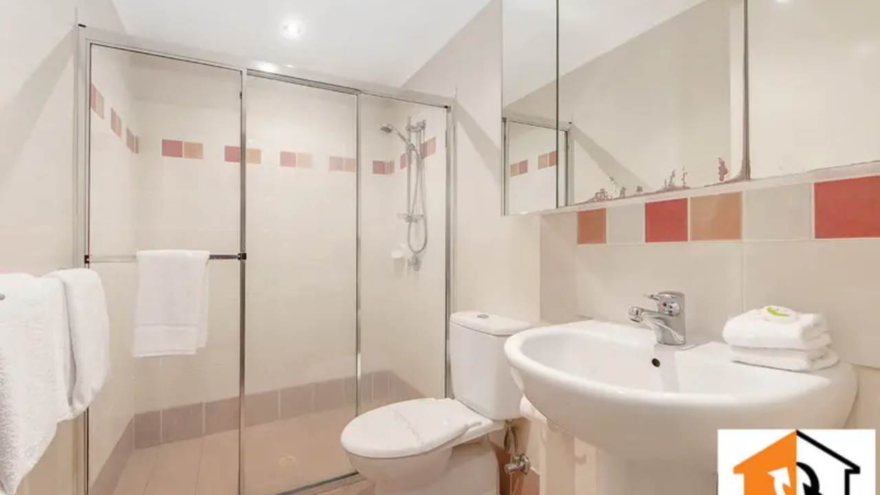 Furnished room with ensuite in a flatshare