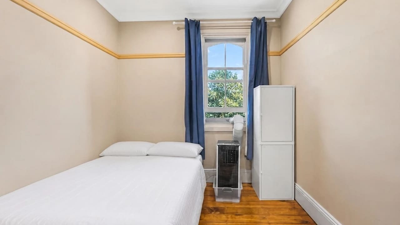 Furnished room in a flatshare