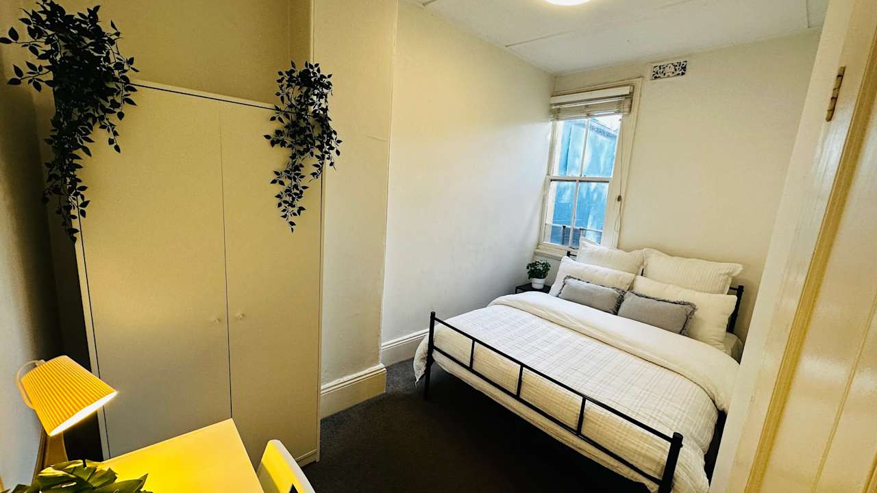 Furnished room in a flatshare