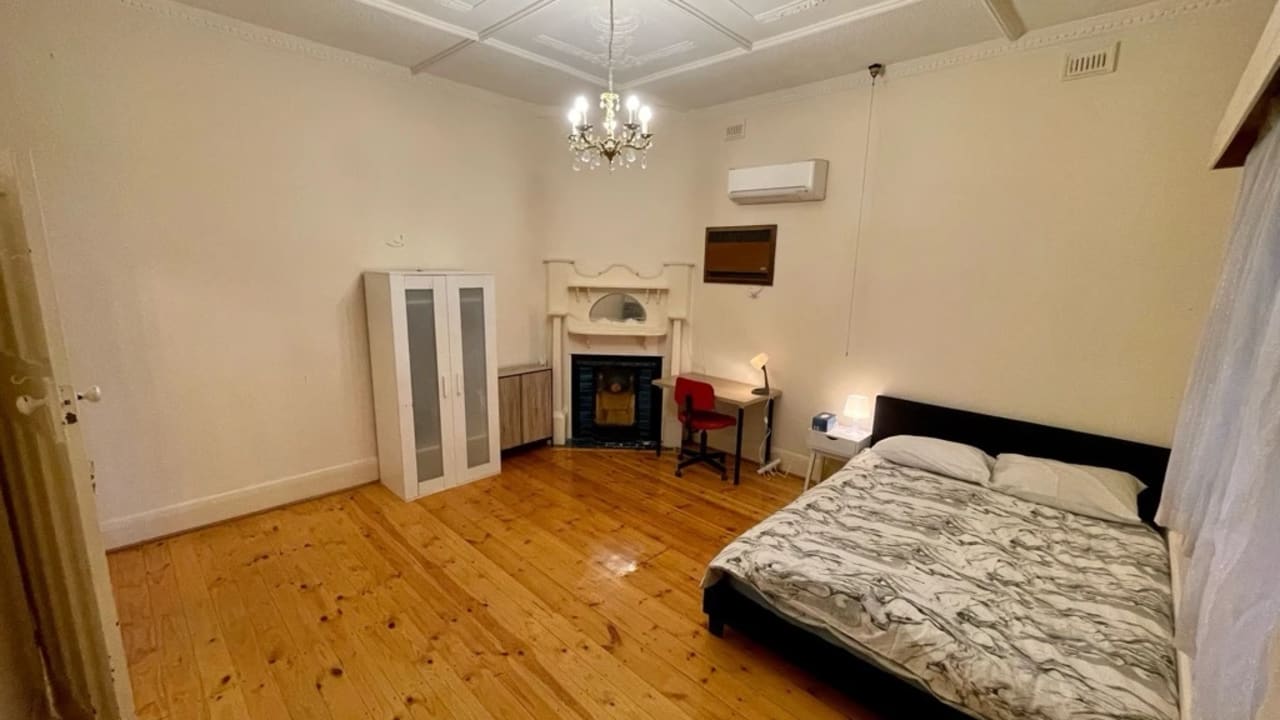 Room in a share house