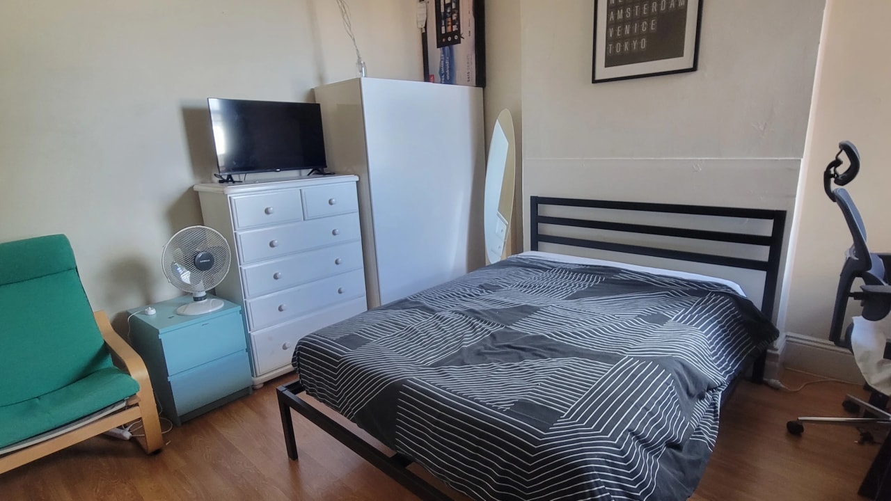 Furnished room in a share house