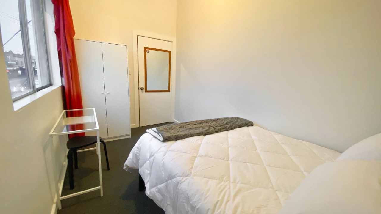 Furnished room in a flatshare