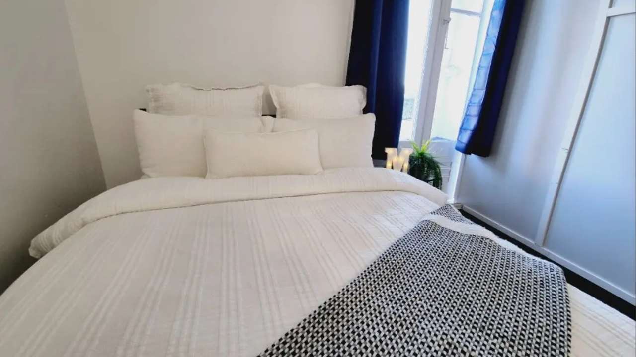Furnished room in a share house
