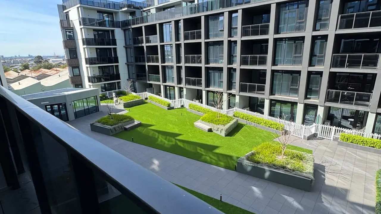 Furnished room with ensuite in a flatshare