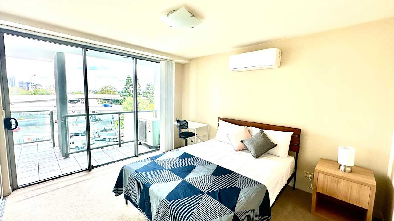 Furnished room with ensuite in a flatshare