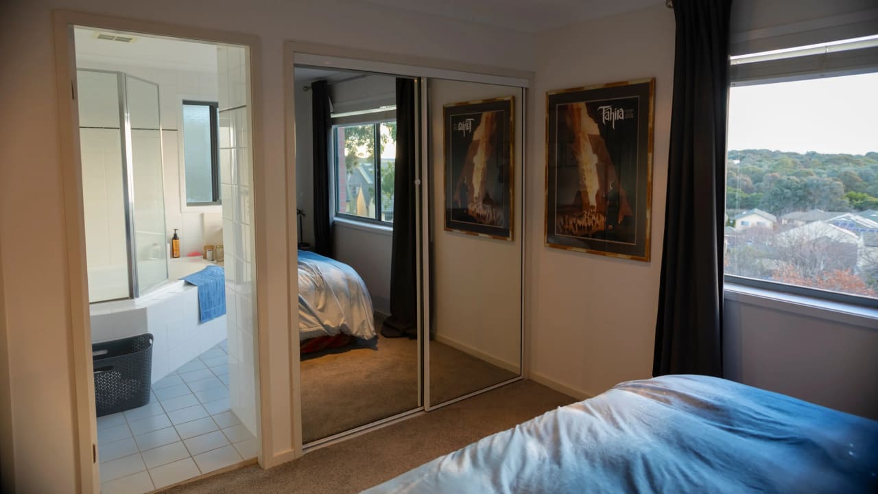 Furnished room with ensuite in a flatshare