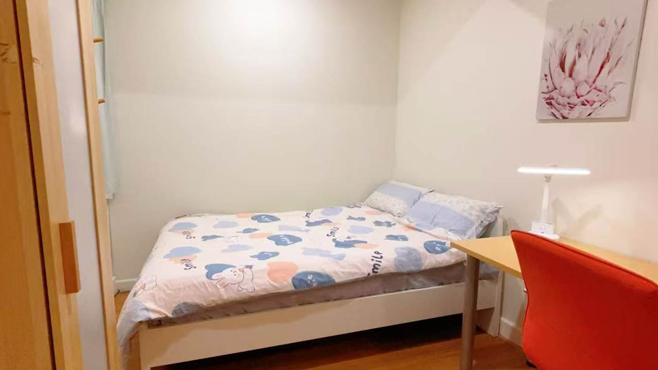 Furnished room in a flatshare