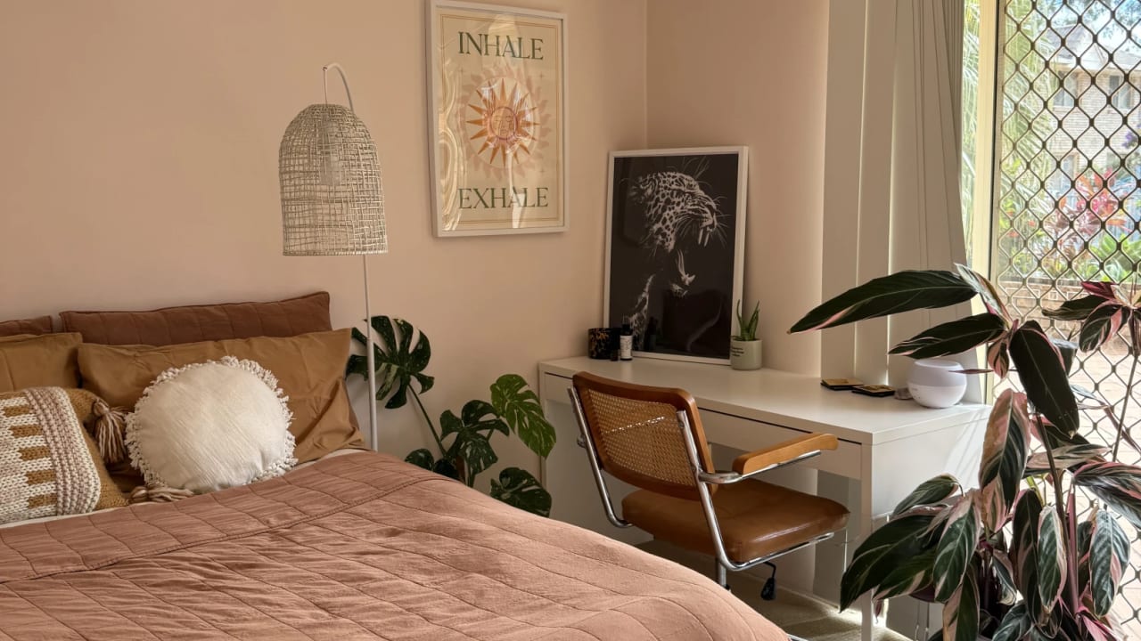 Furnished room in a flatshare
