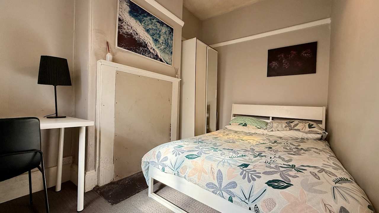 Furnished room in a share house