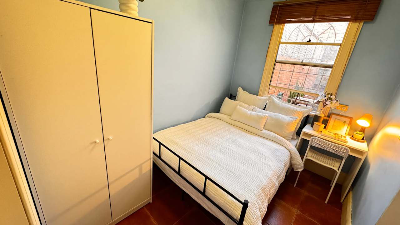 Furnished room in a share house