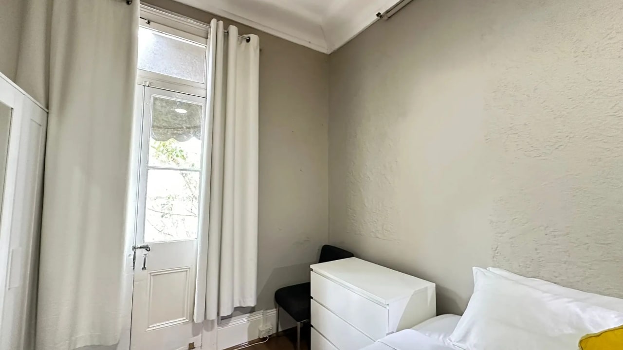Furnished room in a flatshare