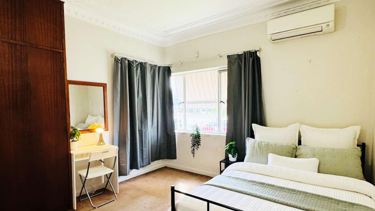 Furnished room in a flatshare