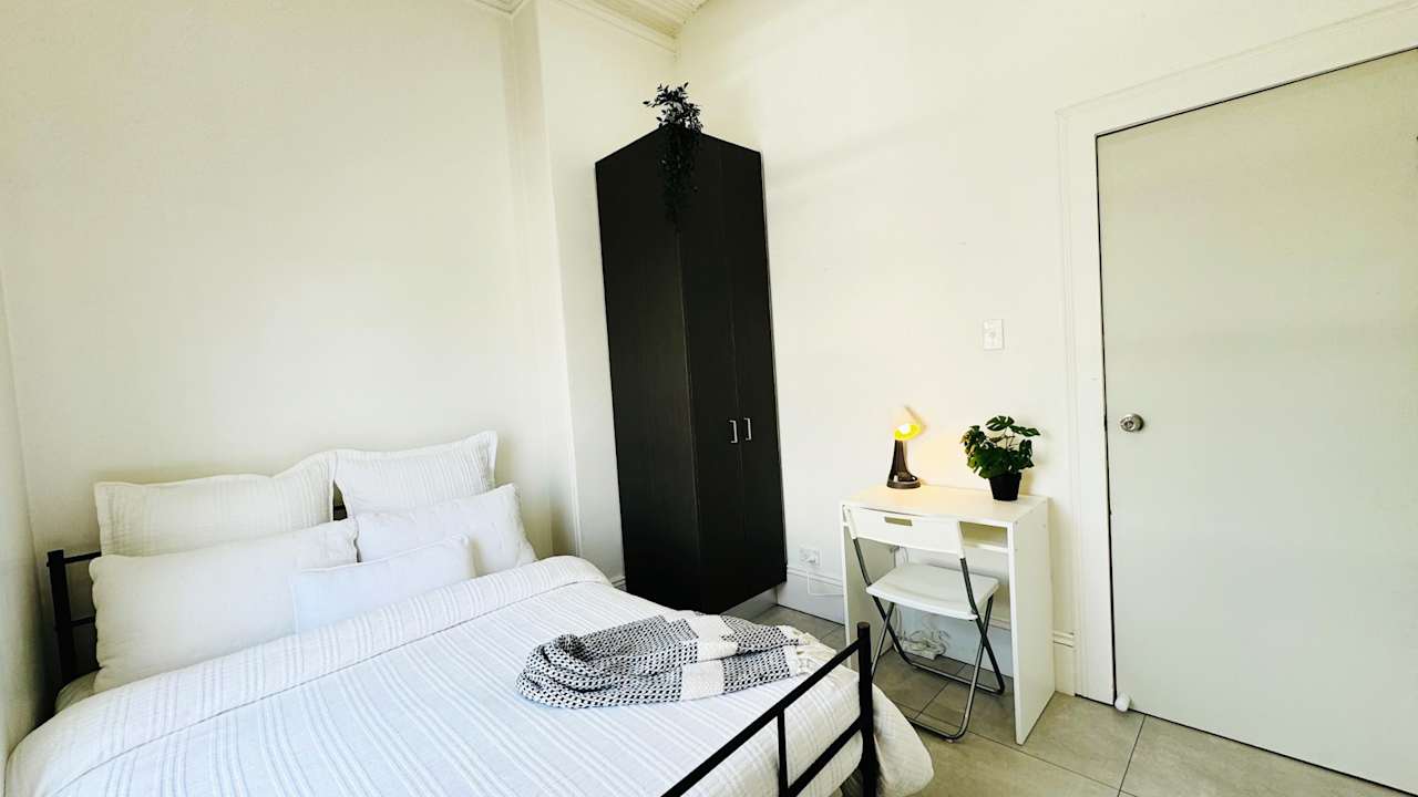 Furnished room in a flatshare