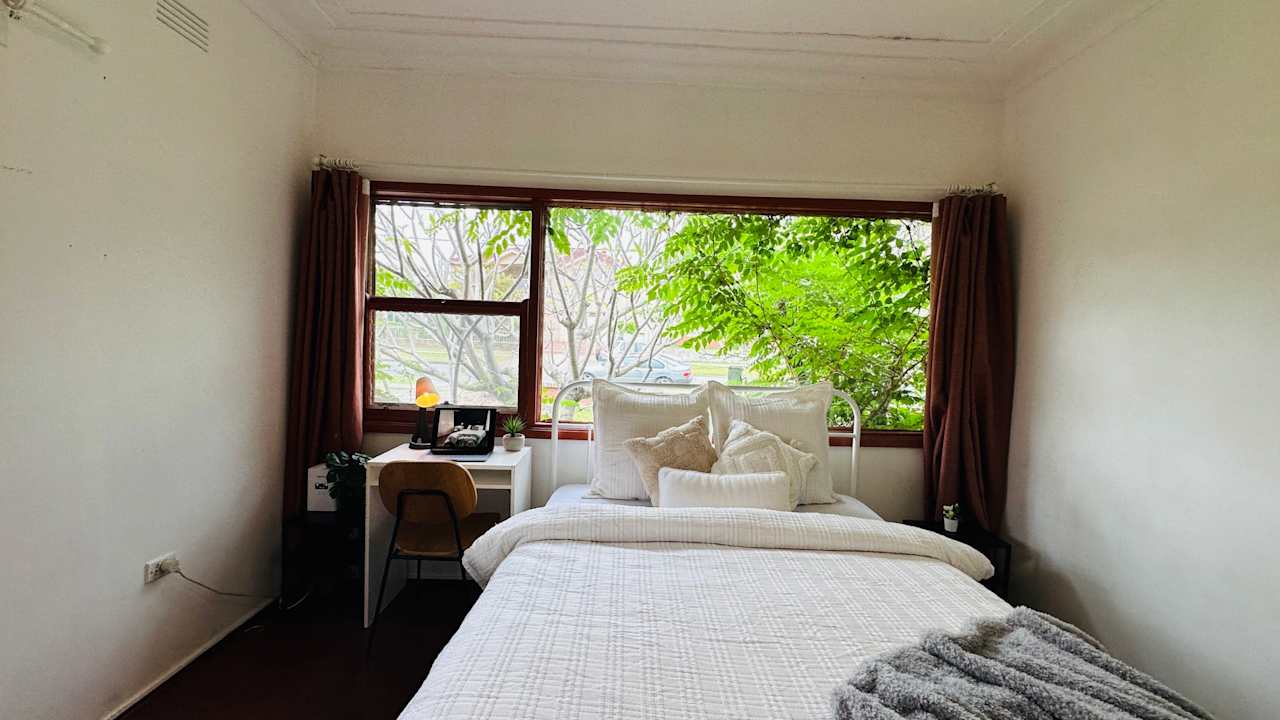 Furnished room in a flatshare