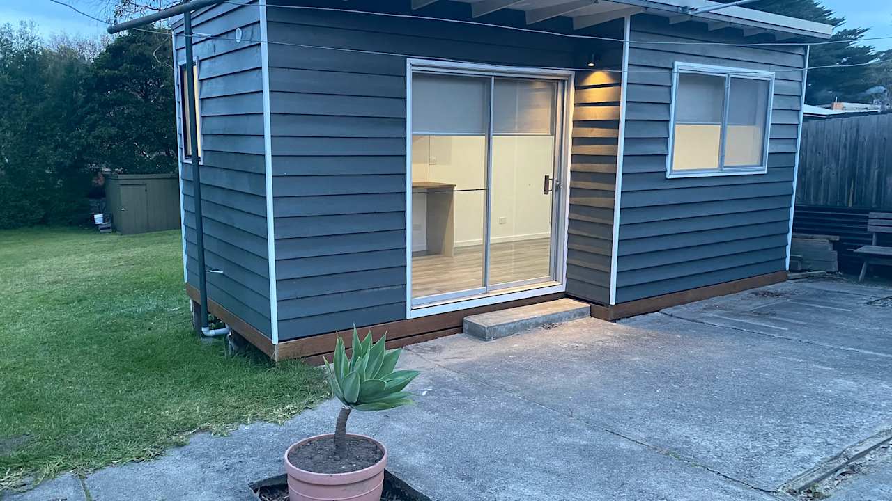 Unfurnished room studio flat for rent