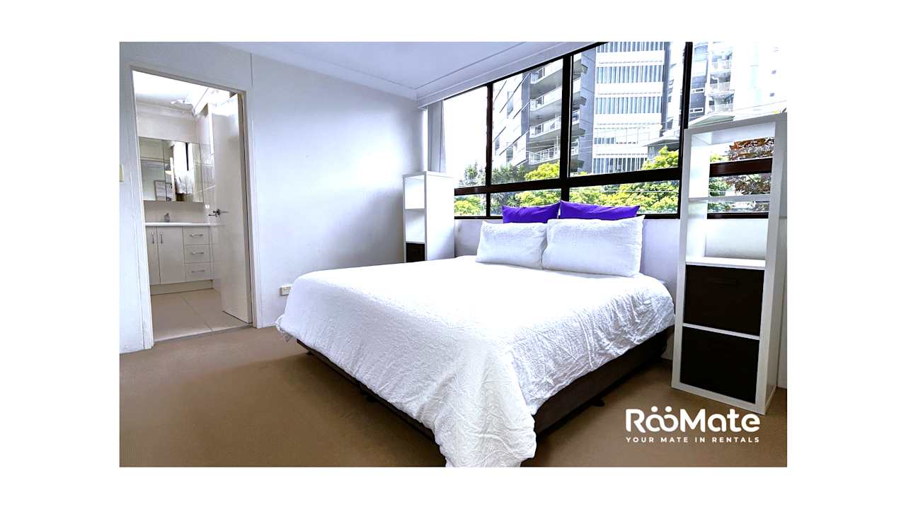 Furnished room with ensuite in a flatshare