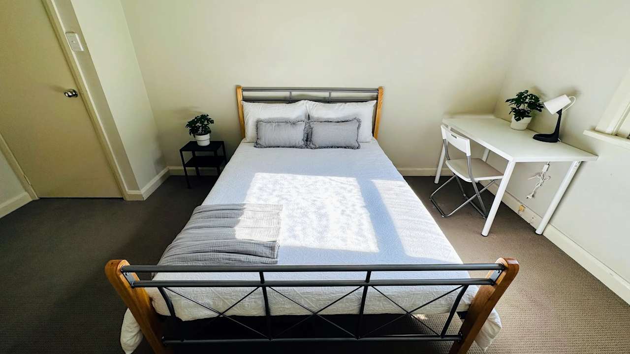 Furnished room in a flatshare