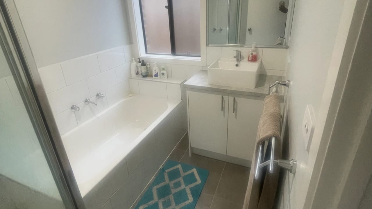 Furnished room in a flatshare